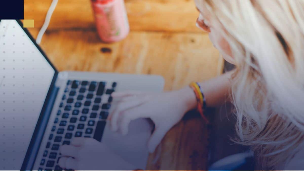 Estudiante redactando estado del arte en laptop para tesis universitaria.