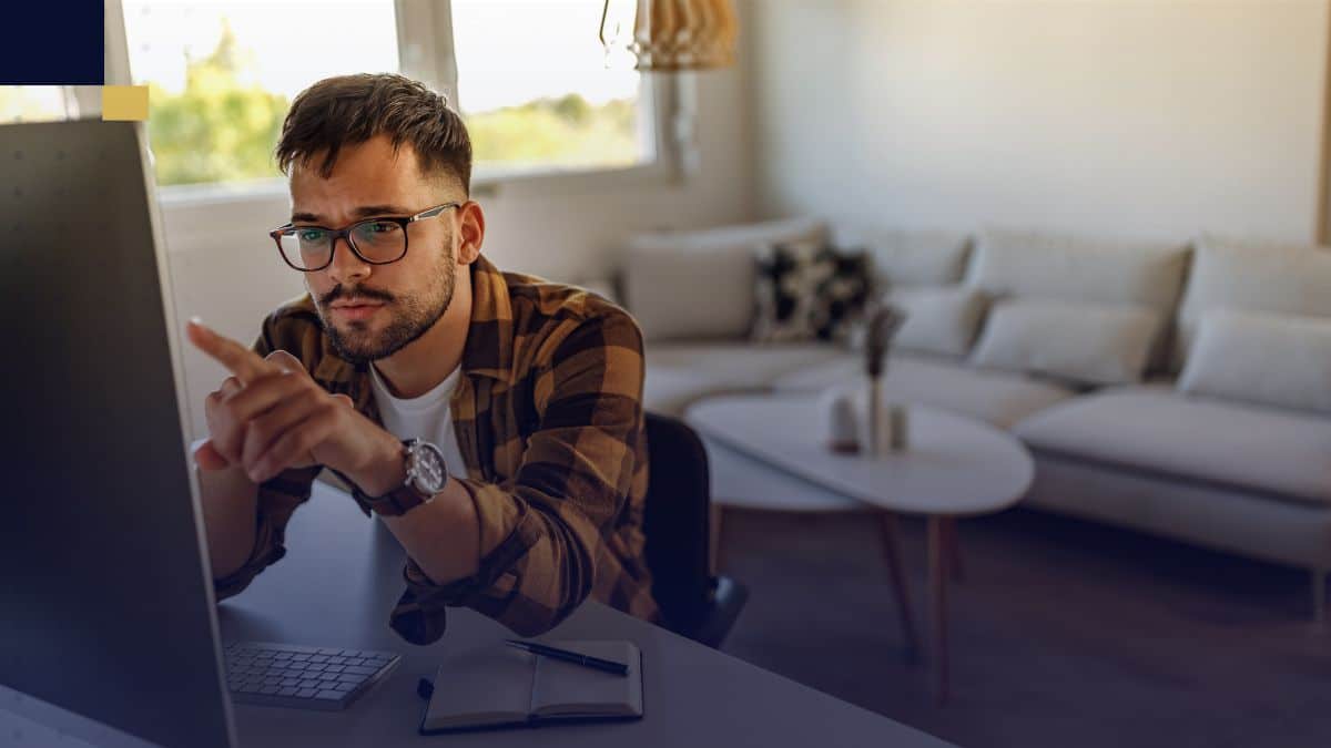 Estudiante revisando y organizando su proyecto de grado en computadora desde casa