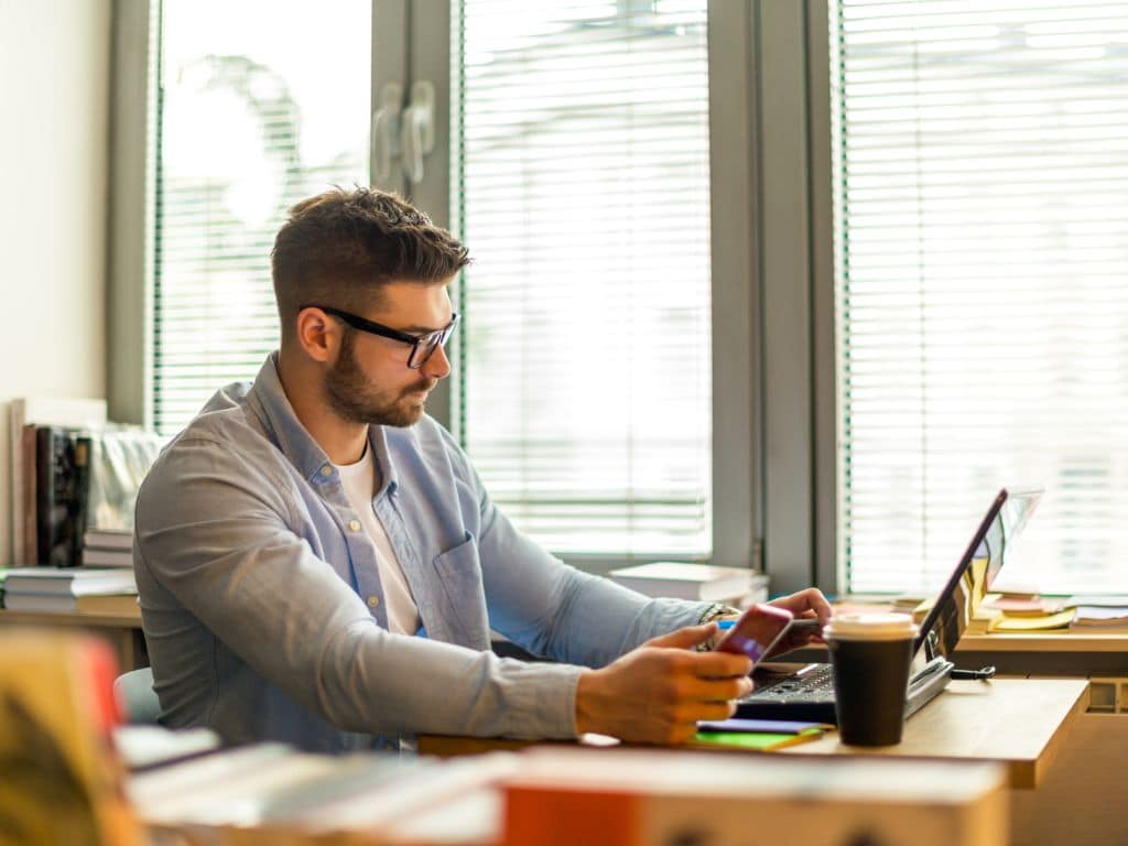 Redacción de la dedicatoria de tesis en el escritorio Joven investigando y redactando la dedicatoria de su tesis en el escritorio
