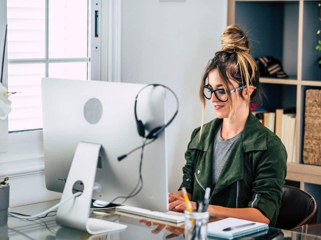 Elaboración digital de la dedicatoria de tesis académica Persona trabajando en computadora para redactar la dedicatoria de su tesis académica.