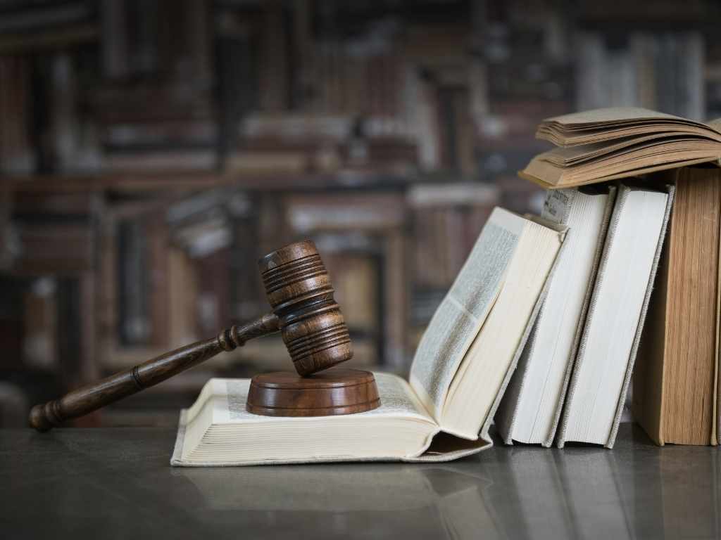 Fuentes jurídicas para investigación en Derecho Penal Mazo judicial sobre libro abierto y textos jurídicos en biblioteca.