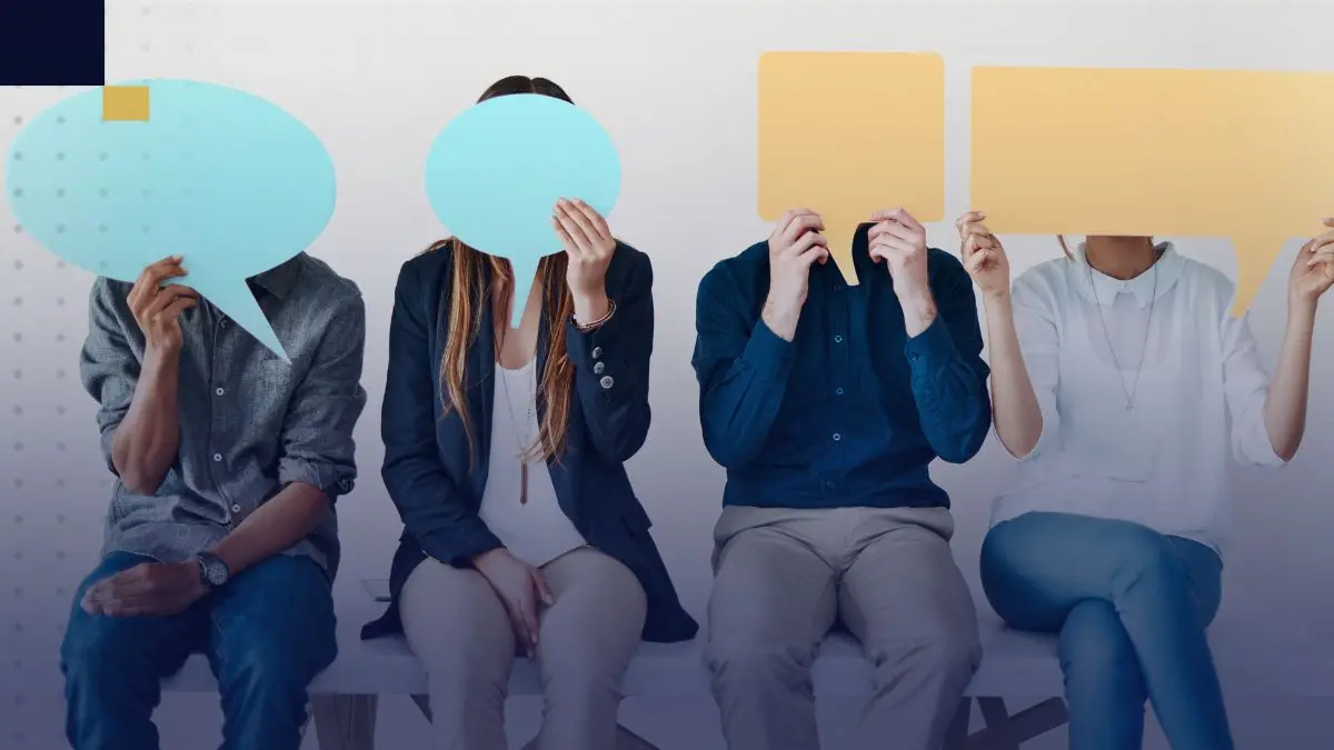 Grupo de personas sentadas mostrando carteles de diálogo y bocadillos de texto, representando diversidad de opiniones y debate en un artículo de opinión.