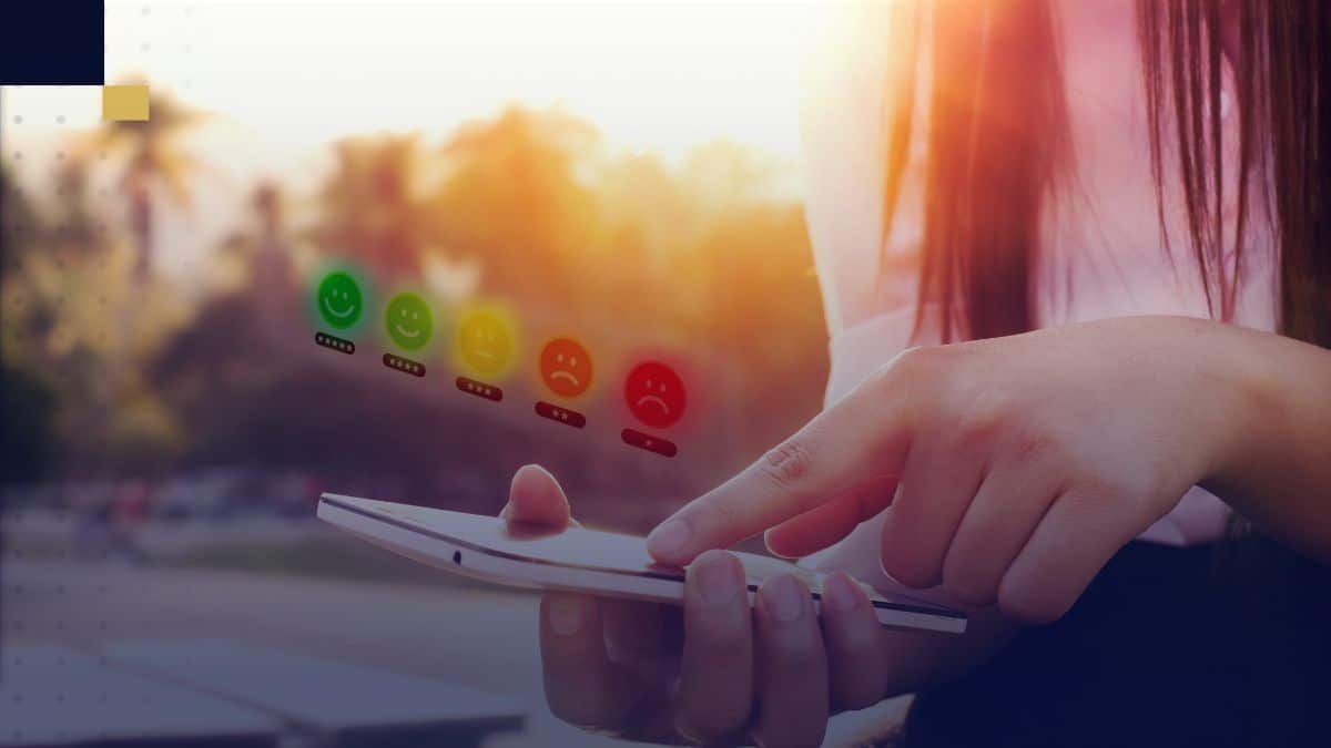 Mujer utilizando un smartphone al aire libre para responder una encuesta online con escala de colores y opciones de respuesta.