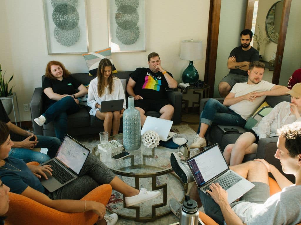 Muestreo bola de nieve: expansión de la muestra a través de redes y recomendaciones Estudiantes universitarios revisando y subrayando información en apuntes y cuadernos, analizando variables para un proyecto académico.