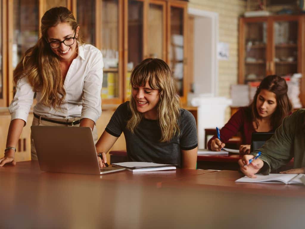 Asesoría académica para definir líneas de investigación en proyectos universitarios Docente orientando a estudiantes en la elección de líneas de investigación en aula universitaria