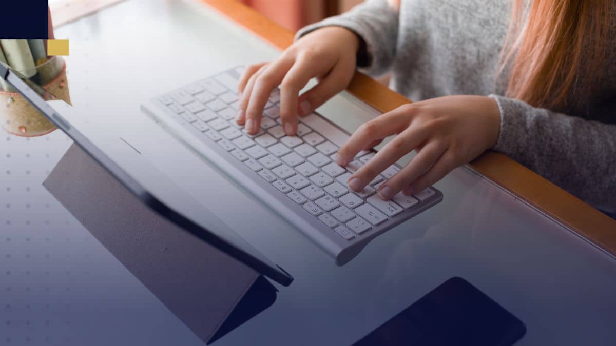 Persona redactando en teclado inalámbrico para definir líneas de investigación en tesis académica