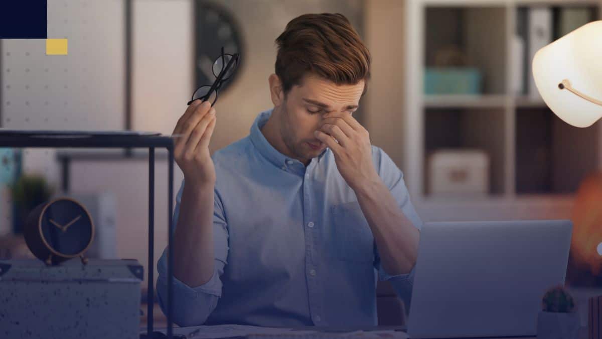 Persona revisando su trabajo académico en laptop tras una larga jornada de redacción