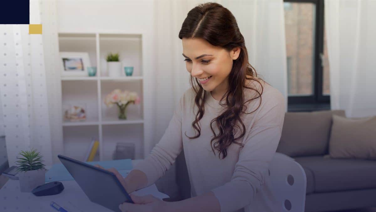 Estudiante investigando repositorios de tesis en línea desde su escritorio en casa