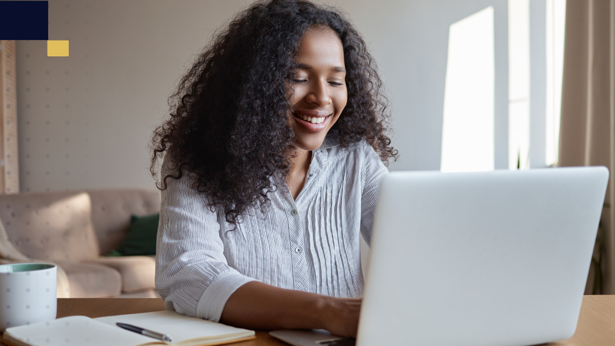 Estudiante redactando diferencias entre ensayo y tesis en laptop desde casa