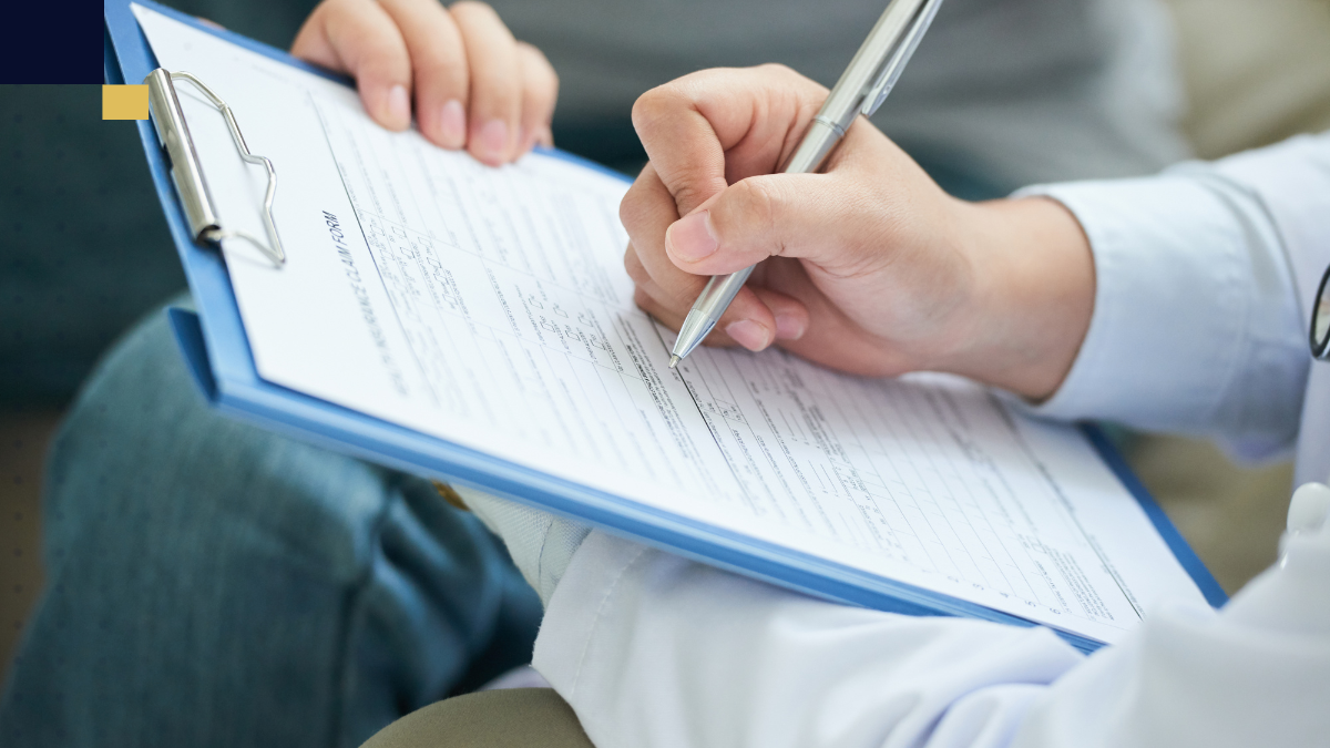 Investigador completando un cuestionario estructurado en portapapeles para recolección de datos académicos