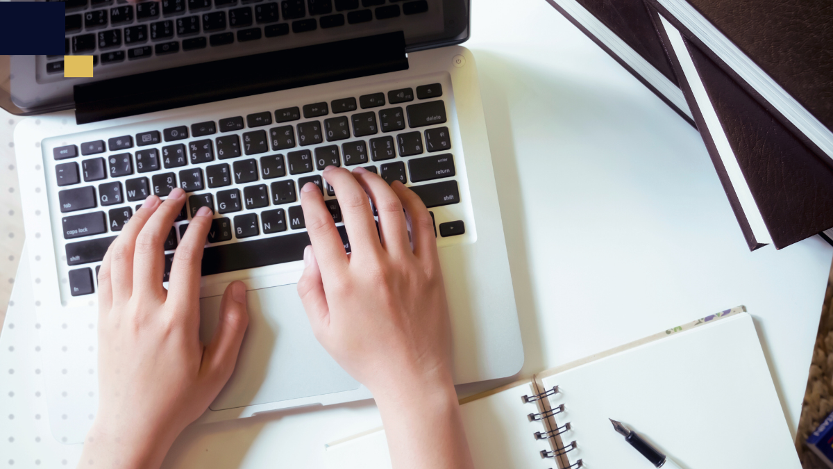Estudiante universitario preocupado revisando su trabajo académico en laptop, reflexionando sobre las consecuencias del plagio y la importancia de la originalidad.