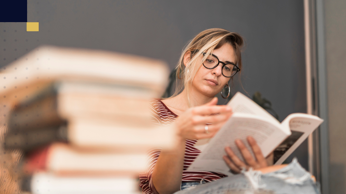 Estudiante universitaria recibiendo reconocimiento académico y diploma en ceremonia, tras presentar una tesis meritoria destacada por su originalidad y rigor.