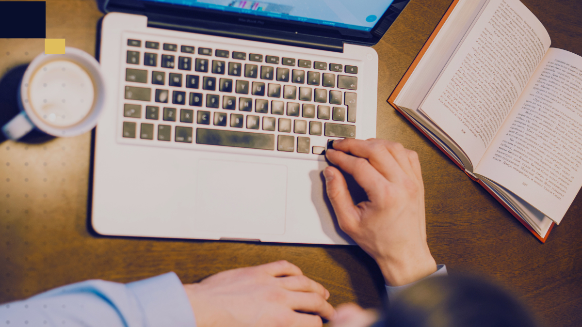 Estudiante universitaria consultando laptop y tomando notas en una libreta, mientras aprende a referenciar páginas web en formato APA para su tesis.
