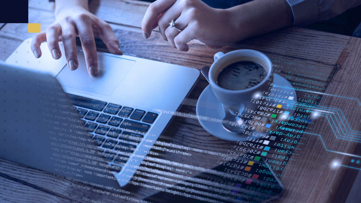 Estudiante universitario utilizando laptop y tomando notas en cuaderno, reflexionando sobre el uso responsable de ChatGPT y la inteligencia artificial en la redacción de su tesis.