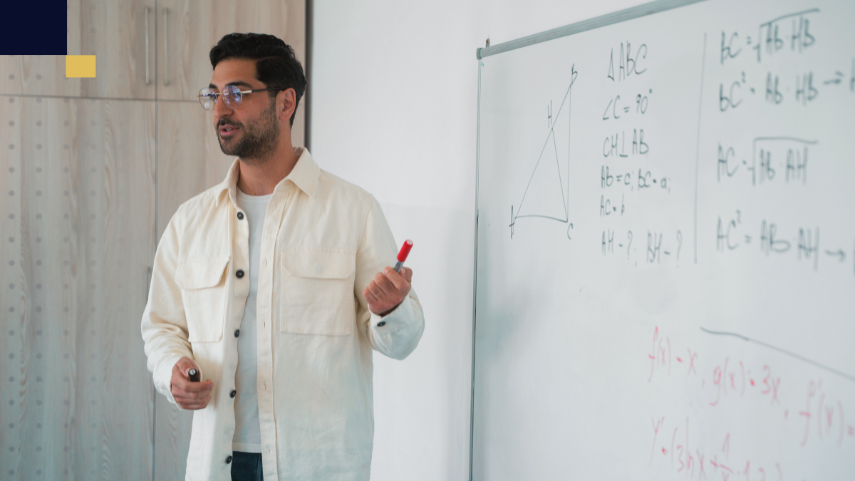 Docente explicando técnicas de investigación cualitativa en educación con apoyo de pizarra y ejemplos matemáticos